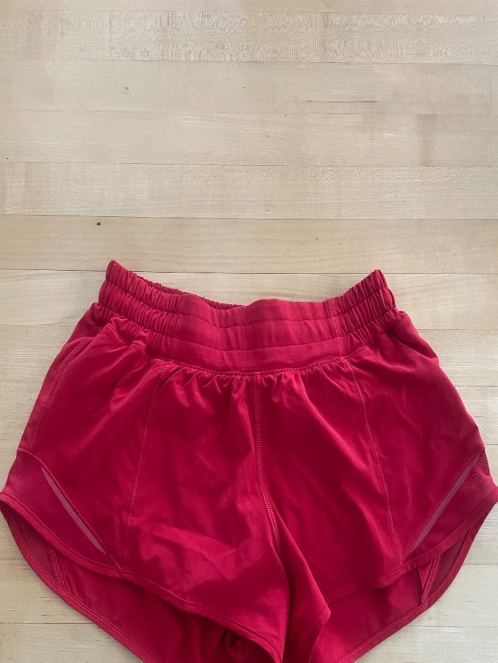 Lululemon Hotty Hot Low Rise 2.5 inch shorts - Picture 1 of 2